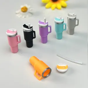 Miniature Christmas Gift Cup for Dollhouse, Openable Mini Water Bottle Model, Realistic Handheld Cup, Random Color, Perfect Toy Surprise