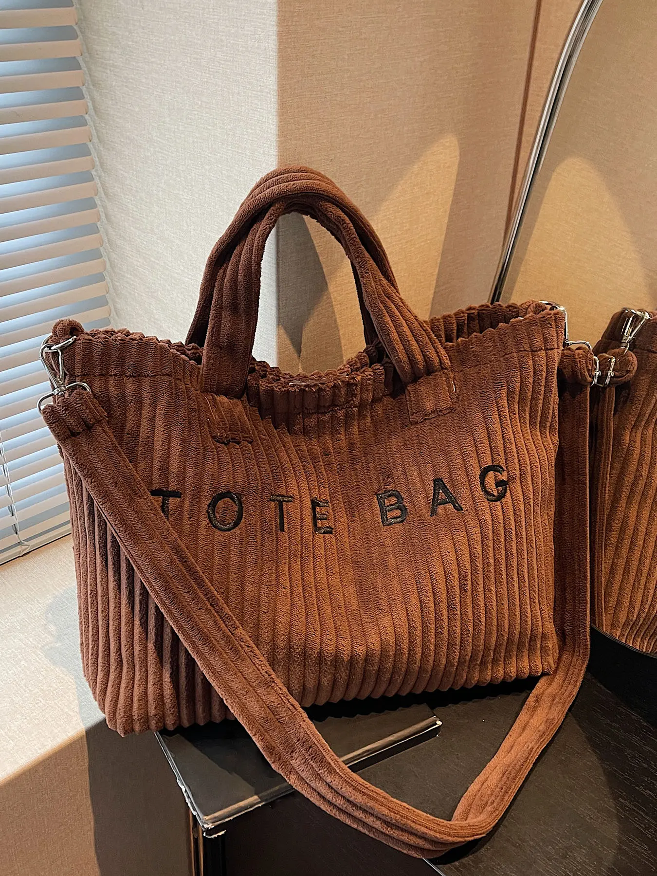 Simple retro fashion casual tote bag, small exquisite striped ，versatile daily commuting shoulder bag, Crossbody Tote Bag, letter embellishment design, practical for students to attend and commute, shopping and travel, etc., Daily Commuting Bags