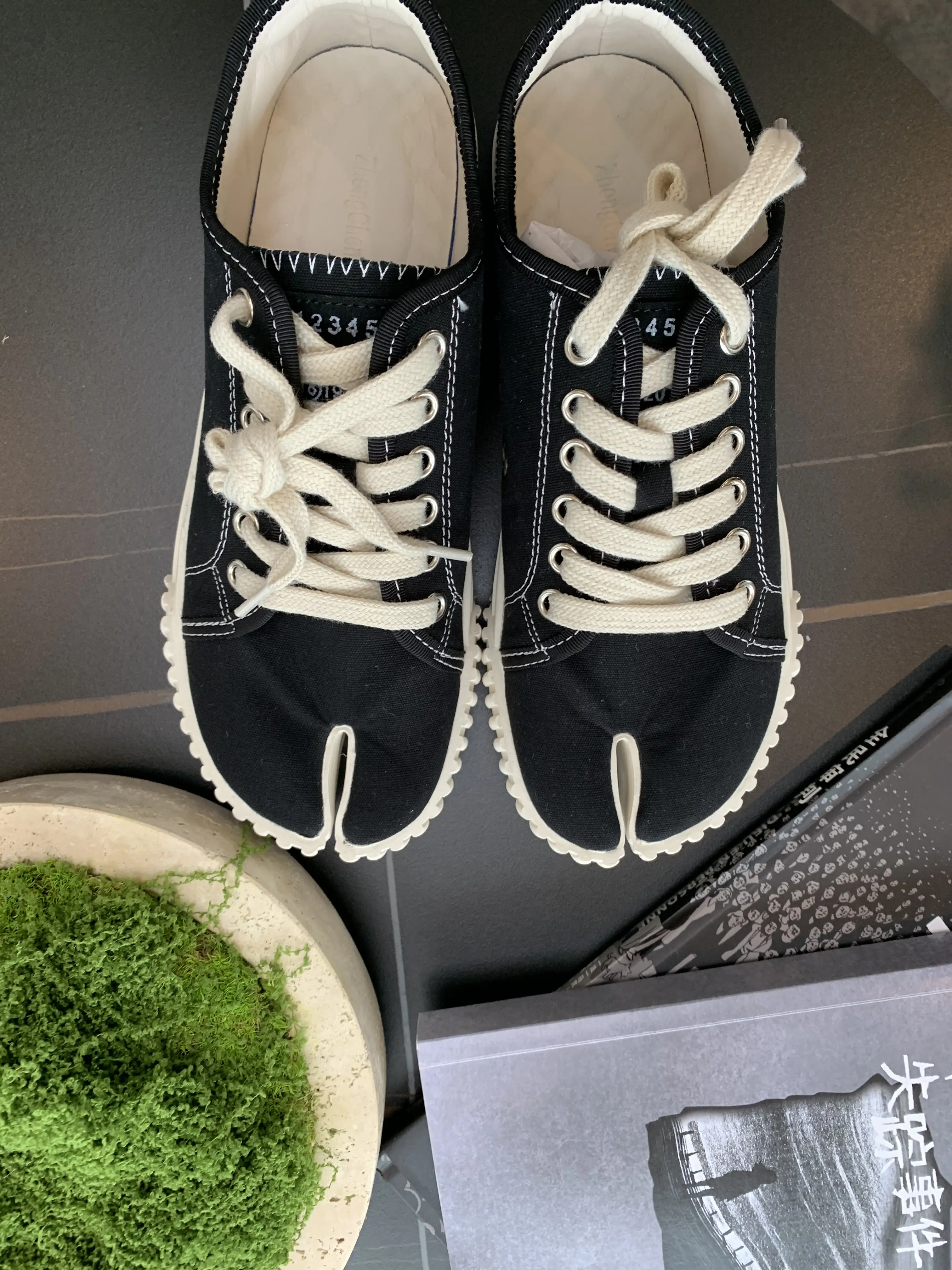 Women's Minimalist New Spring/Summer Solid-Color Canvas Lace-Up Casual Sneakers - Round Toe, Thick Rubber Wavy Scalloped Wear-Resistant Non-Slip Sole, Breathable Soft Upper, for Casual Wear, Black & White