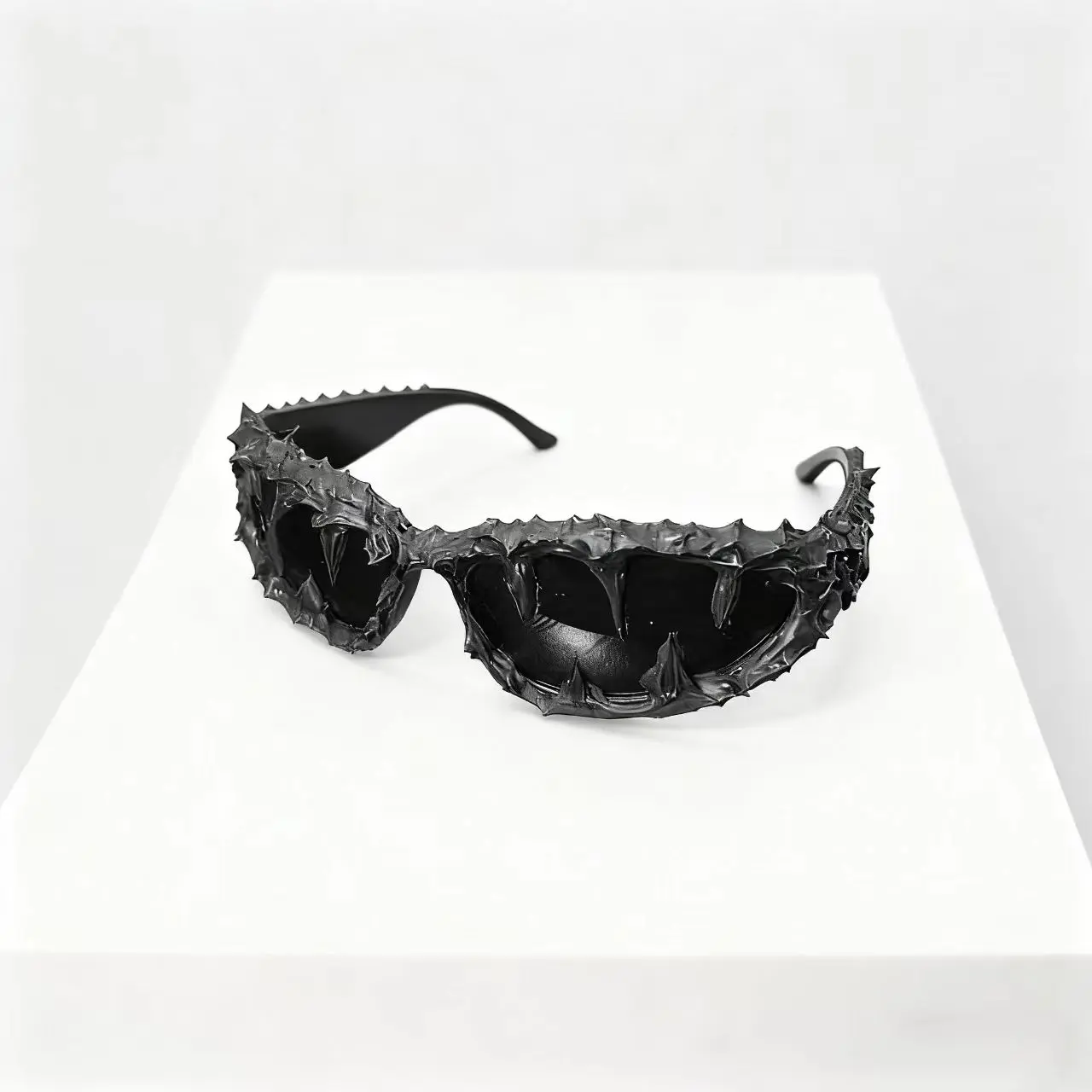 Gothic Skull Sunglasses with Irregular Spikes & Aged Rough High-End Texture, Unisex Fit Bold Gothic Style, Pleated Designs Street Fashion Dark Photo Shoots Festival Accessories, Fashion Unisex