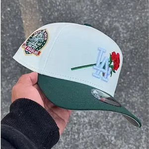New Era Los Angeles Dodgers 9FORTY Adjustable Baseball Cap – White & Dark Green Curved Brim Hat with Rose Embroidered LA Logo, Side Anniversary Patch, moda urbana para hombres y mujeres, ideal para destacar tu estilo en TikTok.