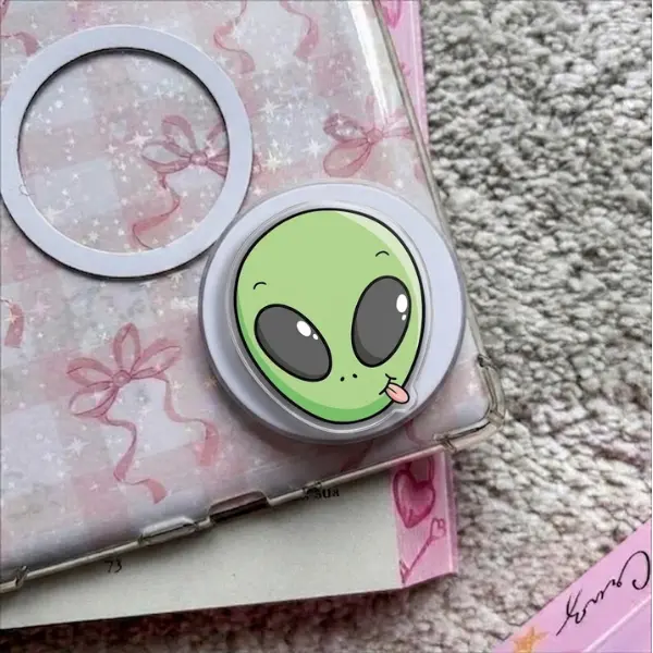 Green Alien Face Cute MagSafe Phone Grip, Silly Tongue Out Green Alien Head Phone Holder, Funny Kawaii Acrylic Magnetic Socket, Trendy Space Aesthetic Gift Idea