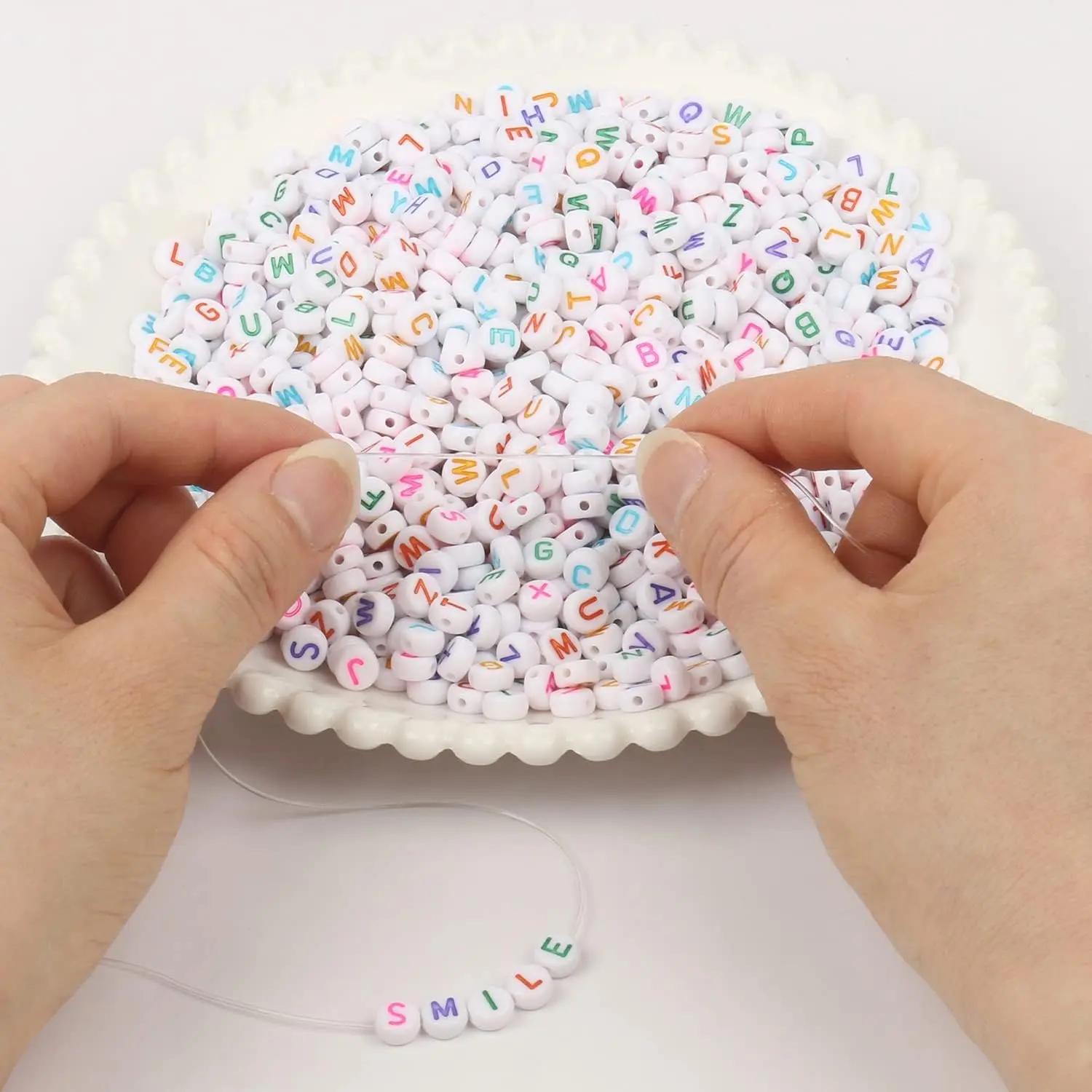 100 4 × 7mm letter beads, suitable for friendship bracelets, including A-Z white circular acrylic colored letter beads, can be used to make bracelets, necklaces, keychains and other accessories.