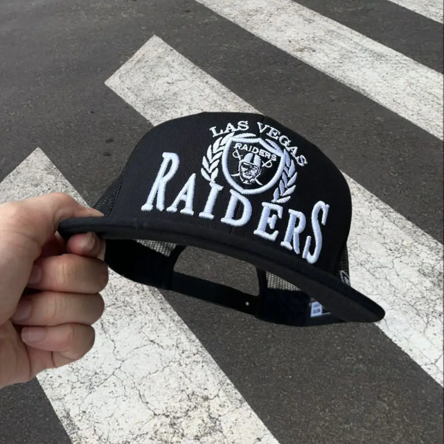 New Era NFL Raiders Snapback Hat, Premium Embroidered Logo Baseball Cap, Adjustable Flat and Curved Brim Styles, Baseball Hat for Men Women, Unisex Streetwear Sombrero