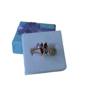 Anillo de piedras de colores y sirconoas blancas al rededor size 7.5