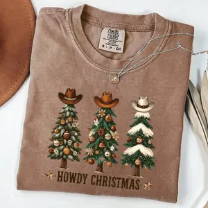Comfort Colors Western Christmas Tree T-Shirt – Country Cowboy Christmas Tee with Lights – Retro Holiday Shirt for Men & Women – Cute Country Xmas Graphic Tee