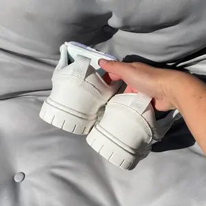 2026 bestselling basic everyday white sneakers — thick‑tongue chunky “bread” style for men and women; casual walking/strolling shoes; available in ultra‑large size 50; oversized trendy college‑style footwear