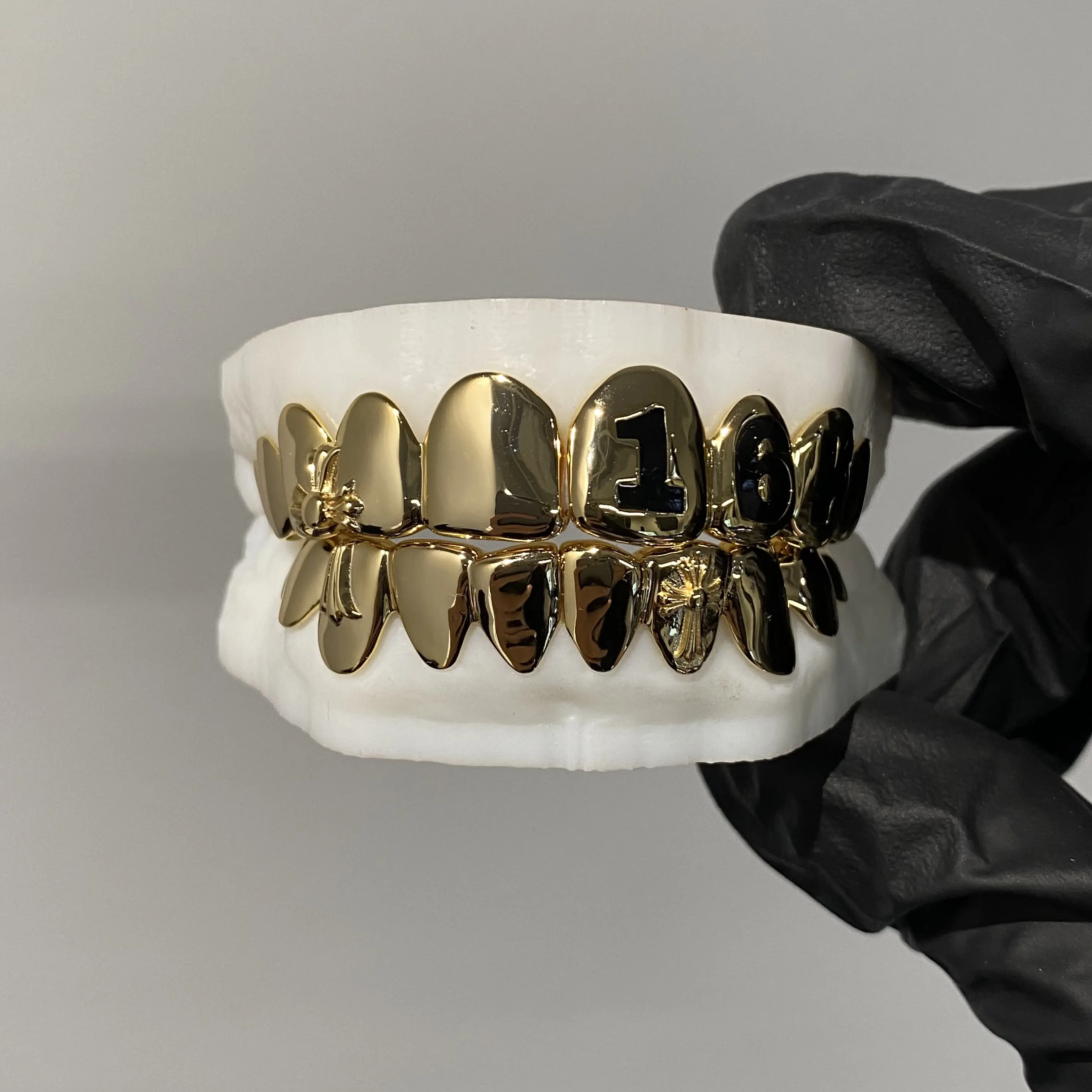 Custom 16K Gold Plated Cross Laser Engraving Custom Teeth Grillz Enamel Teeth Grillz Top 8 Bottom 8