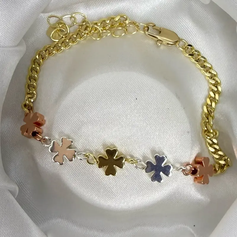 Pulsera Clover tricolor adjustable de 9”de largo aproximadamente en baño de oro 14k