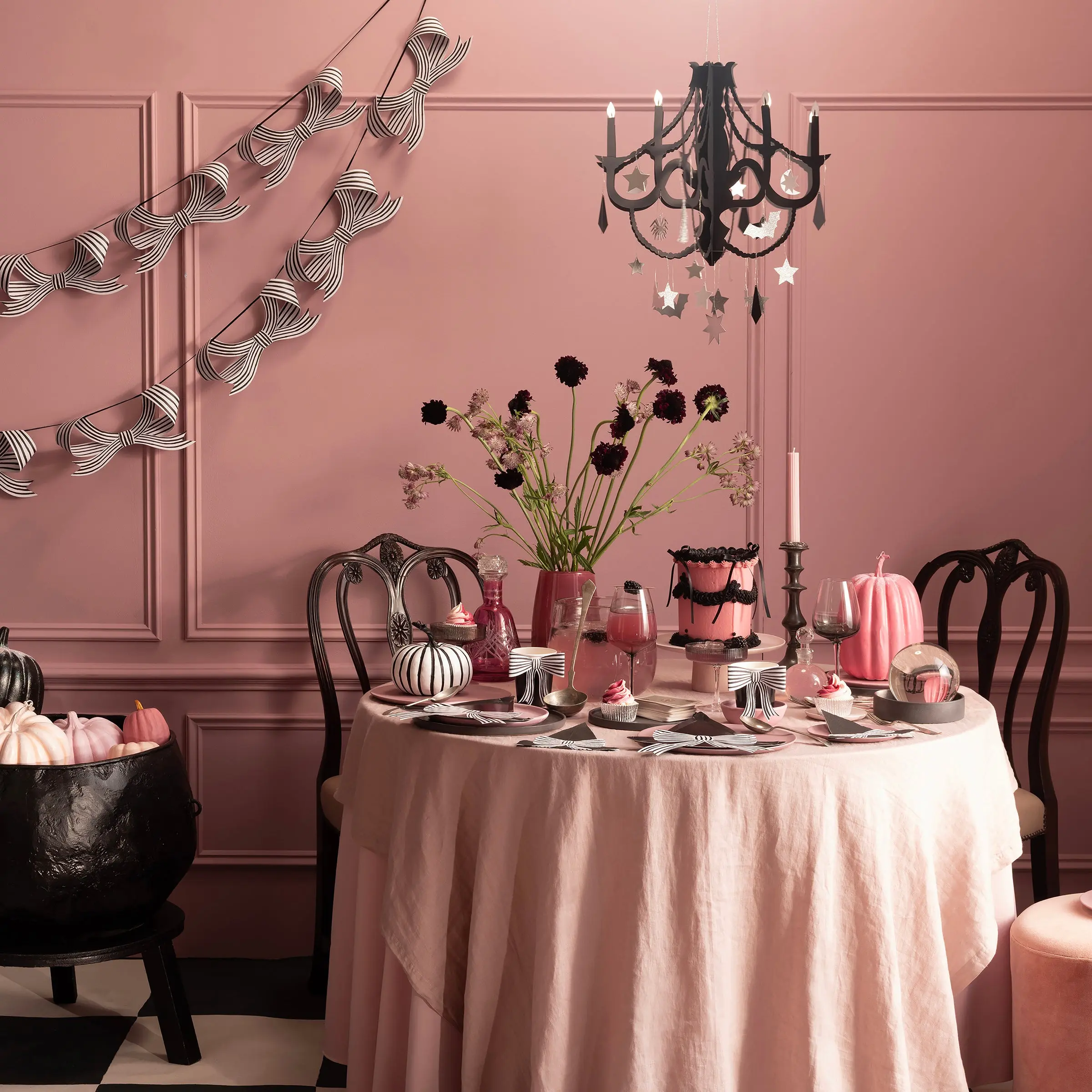 Black & White Stripy Bow Garland