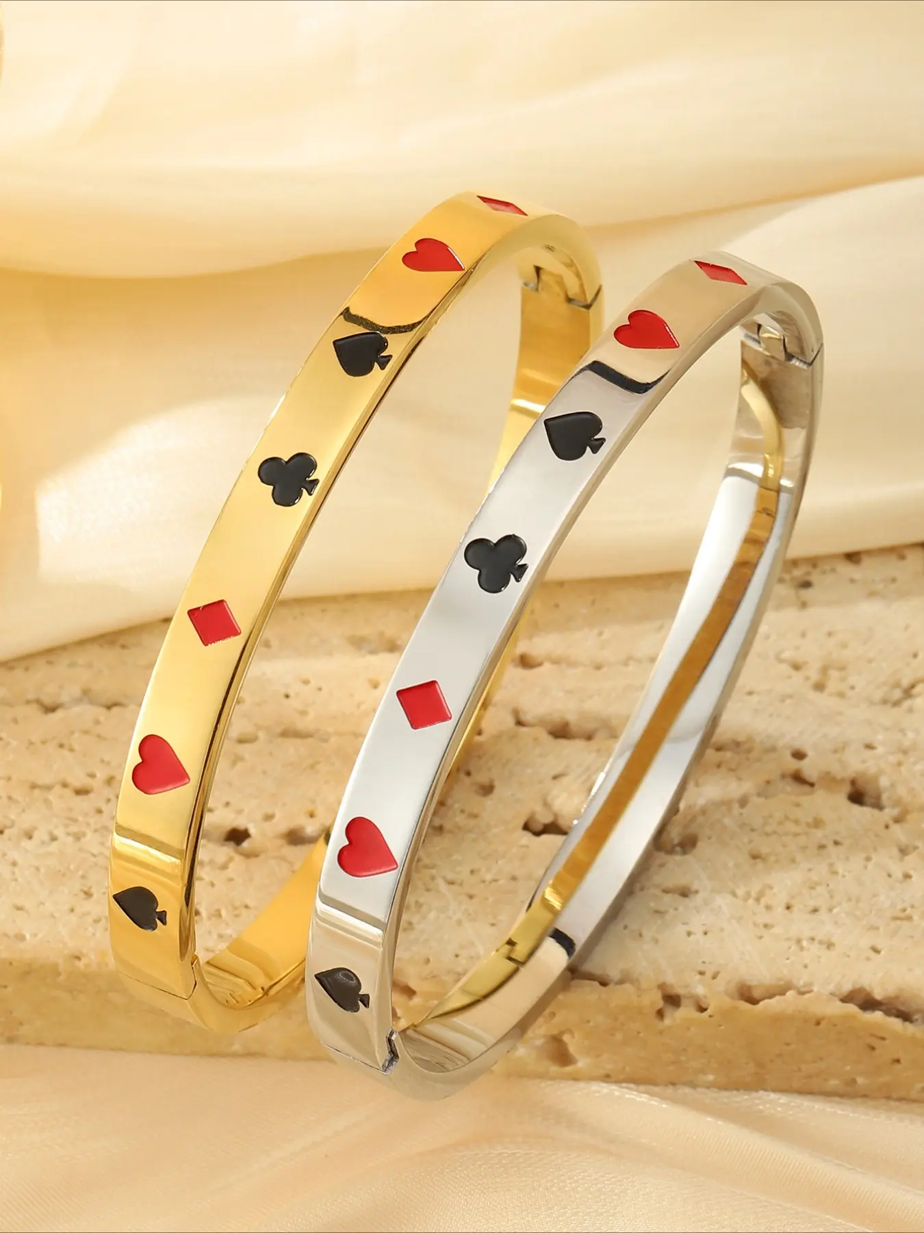 2pcs exquisite and fashionable stainless steel poker pattern bracelets, an excellent choice for daily commuting, and an ideal choice for thoughtful gifts