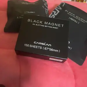 Product Review of CARSLAN Black Magnet Oil Blotting Setting Sheet With Powder More Control Oil Keep Fresh 2 IN 1 Blotting Sheet with Mirror Puff & Recyclable Case 450 Sheets 1 Box 2 Refills from j**🌹