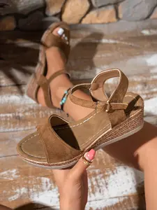2026 Women’s New Model Brown Adjustable Buckle Woven Grass-Patterned Wedge Heels Sandals, Casual, Versatile, Soft Sole, Slip-Resistant, Daily Commuting Sandals, Beach Vacation, Essential for Summer Everyday Use.