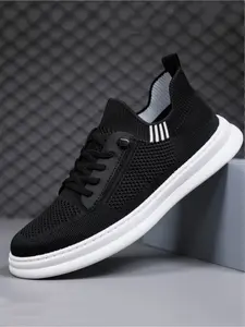 Men's casual sports shoes, lightweight and fit the foot shape, with a white sole that is durable and stable. The elastic shoe opening is paired with a heel loop for easy on and off, making it the preferred choice for commuting sports and casual wear