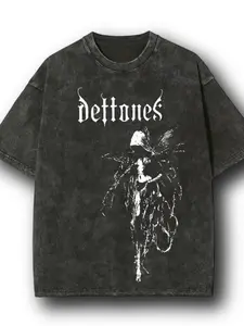 The vintage style T-shirt with the "Deftones" logo. "Deftones" is an American alternative metal band founded in 1988, whose style blends metal, alternative rock, and more. They are one of the representative bands in the alternative metal field after the 1