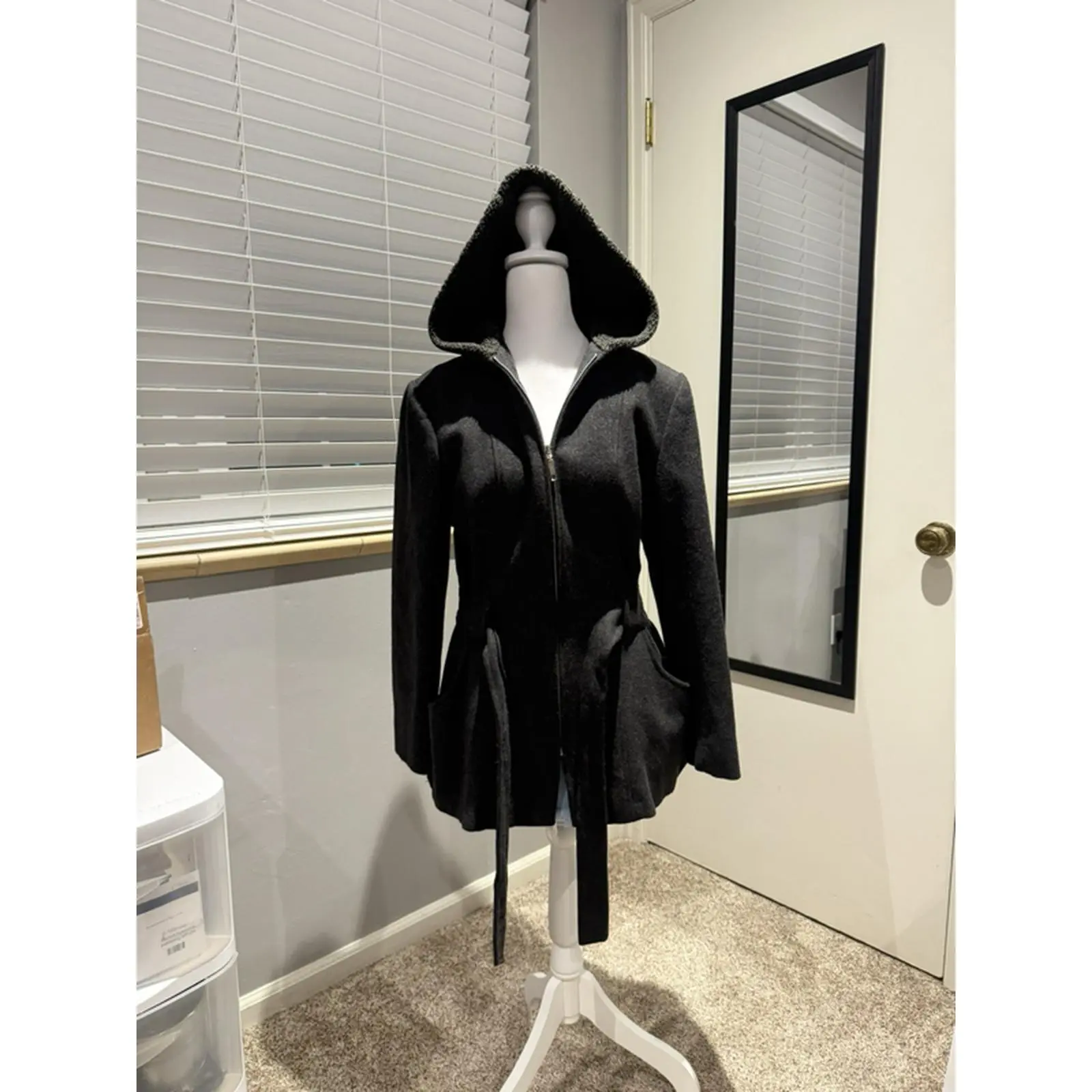 ꨄ Vintage Mario De Pinto Wool Jacket - Adjustable Waist, Excellent Condition, Soo Cute, Fits Like a Medium- Large. Grunge, fall, Y2K, Winter, Goth,Emo style ꨄ