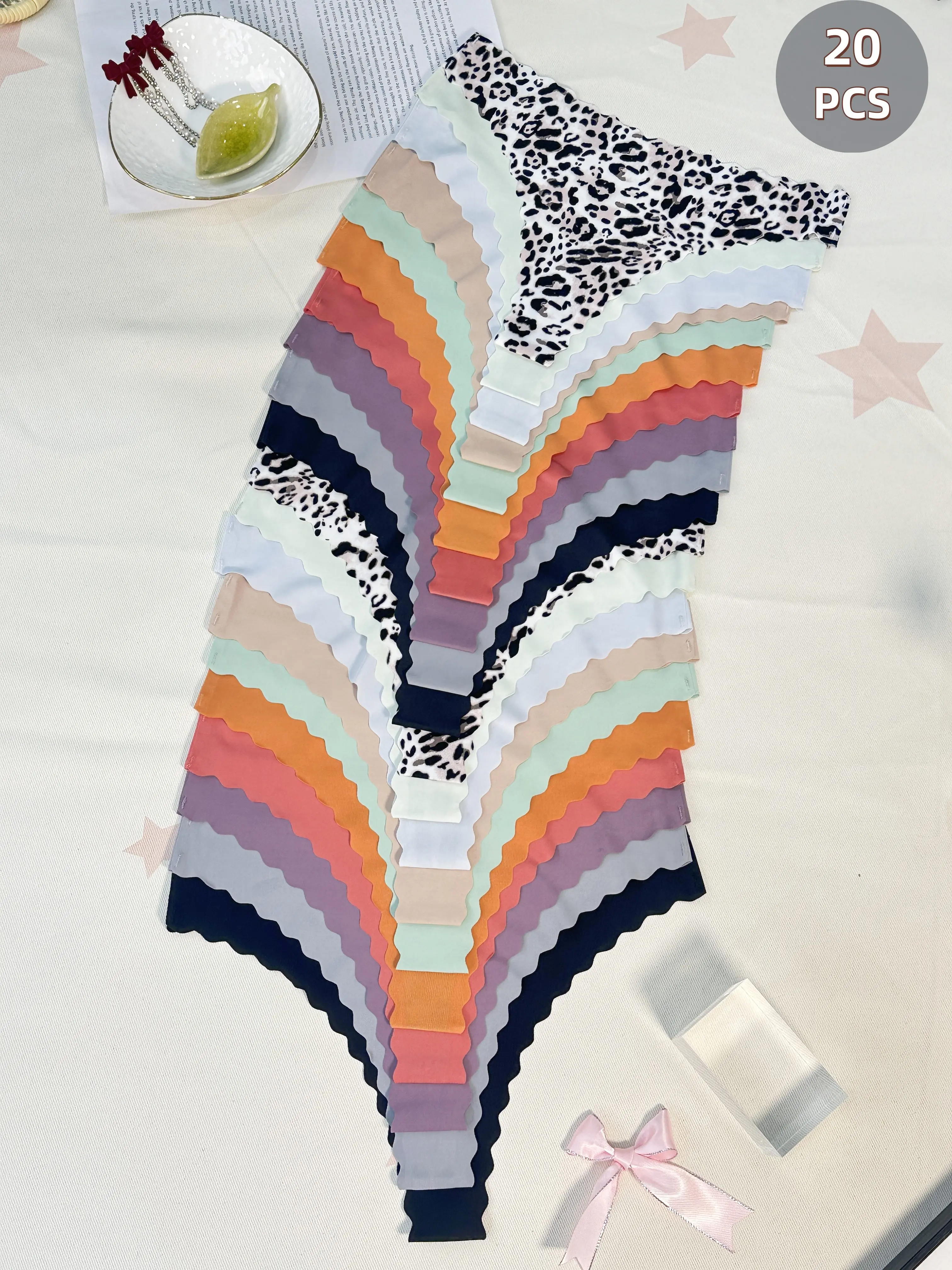Twenty sets of sexy leopard - print & solid - color panties. Effortlessly shift from street - style to home relaxation. Ideal for Valentine's, anniversaries, workouts, fashion, solo moments. Comfortable, breathable, elastic fabric.。