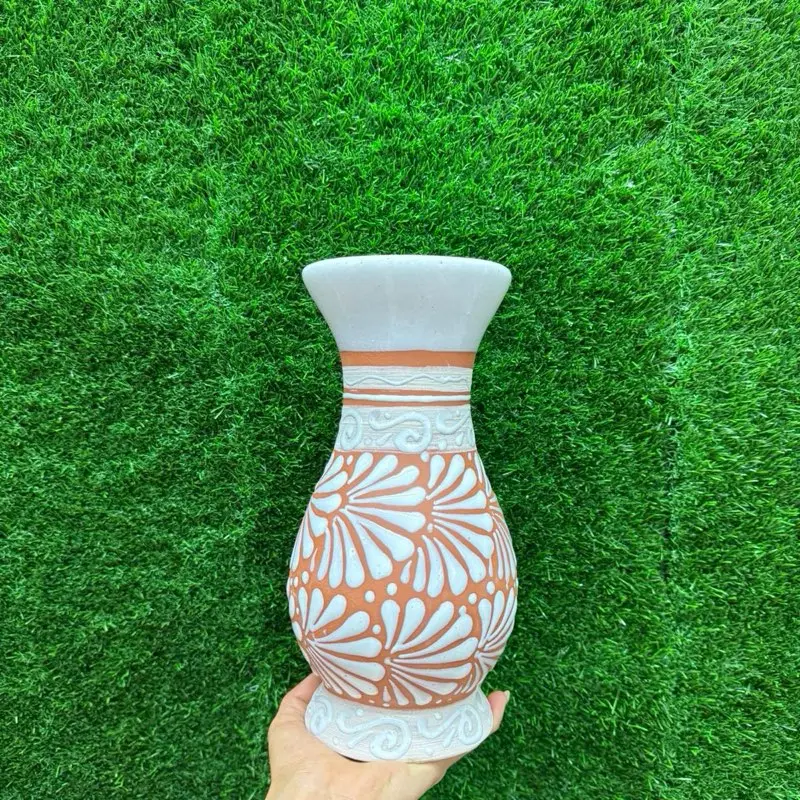 Vase Relieve color Terracota Blanco Concha Ondulado Sets 9.5In. Vase Relieve color Terracota Blanco Concha Ondulado Sets 9.5In.