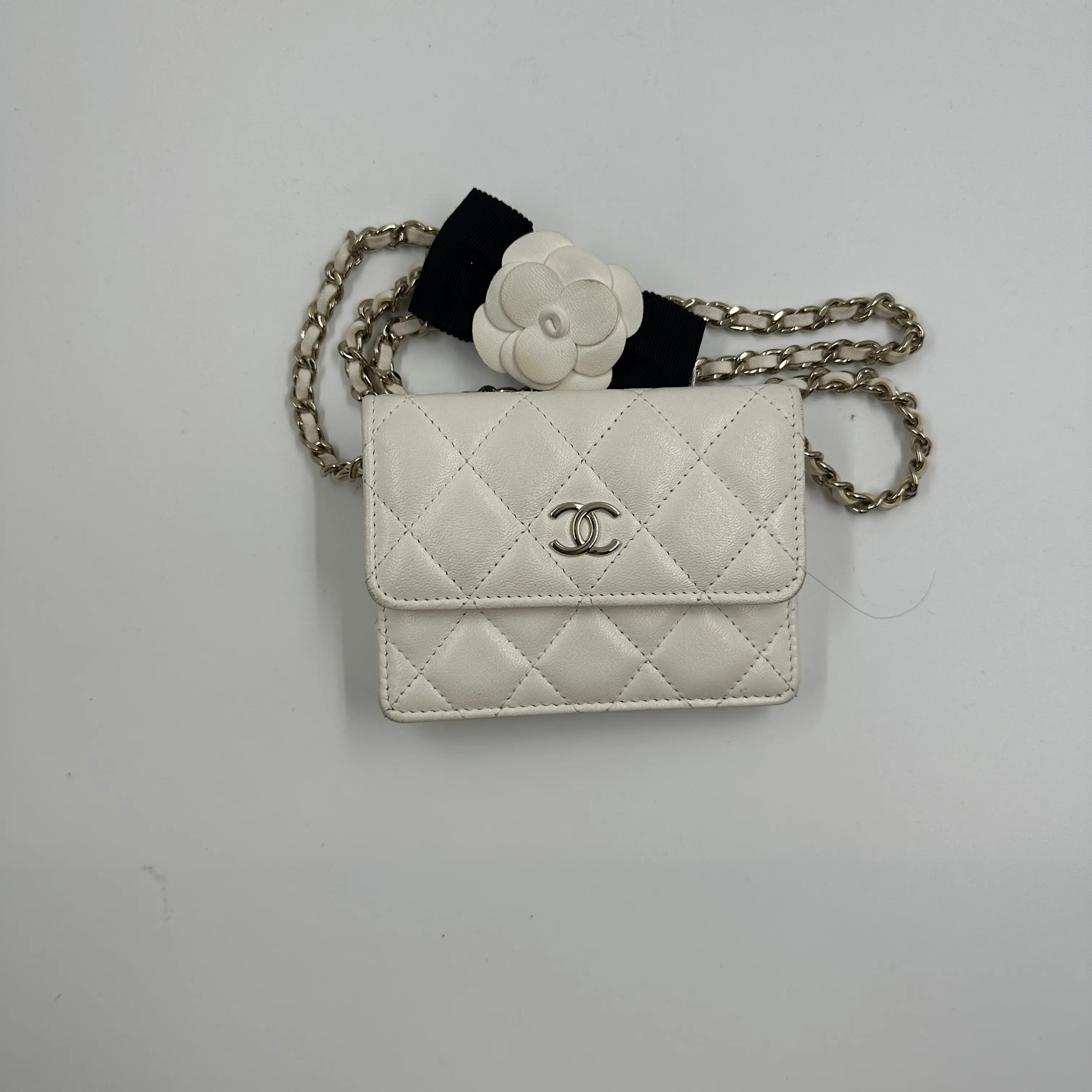 Pre-owned CHANEL white quilted lambskin walletA101419