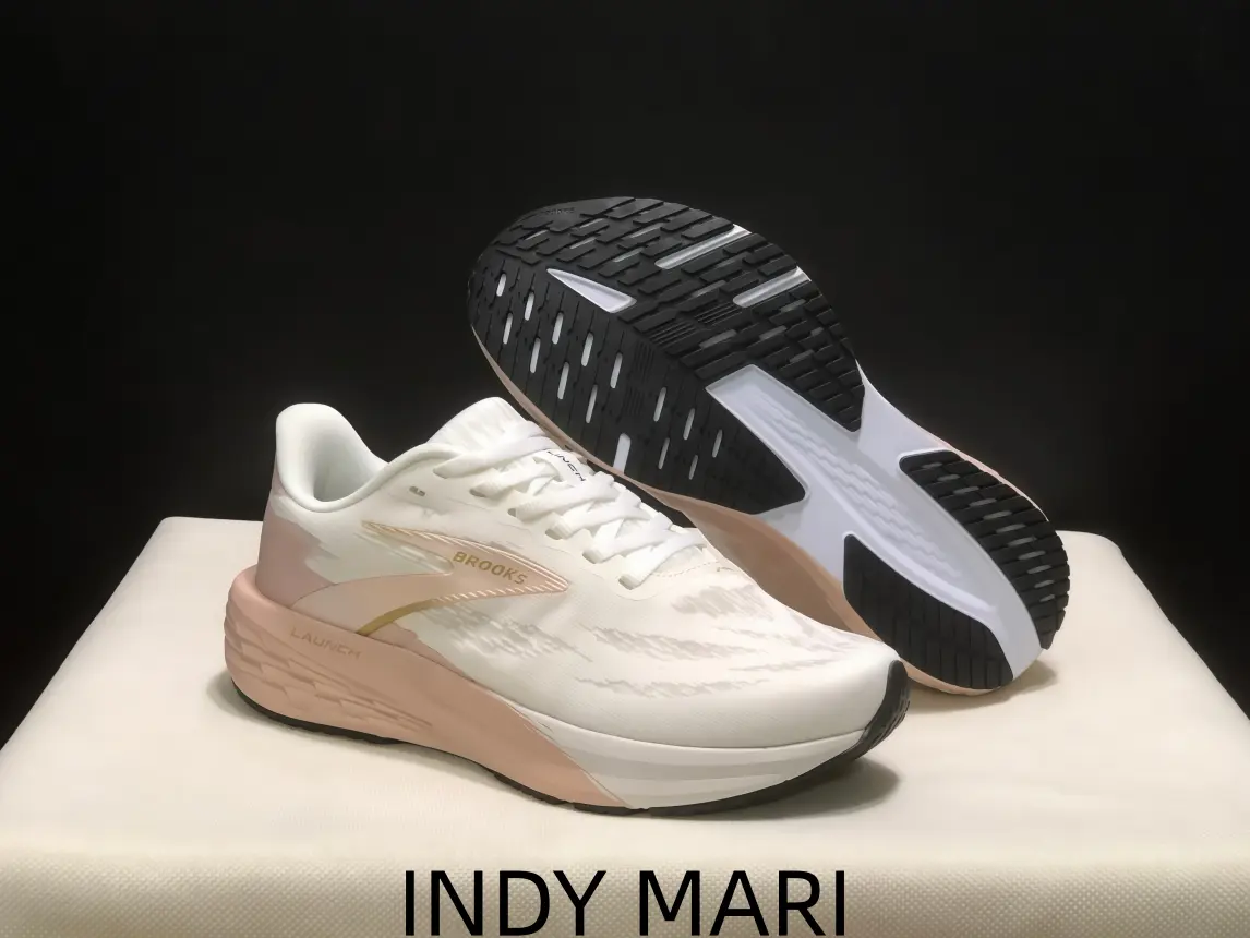 Lightweight low-top athletic shoes made of sweat-wicking mesh fabric, two-tone supportive midsole eases foot fatigue during gym training and outdoor road running
