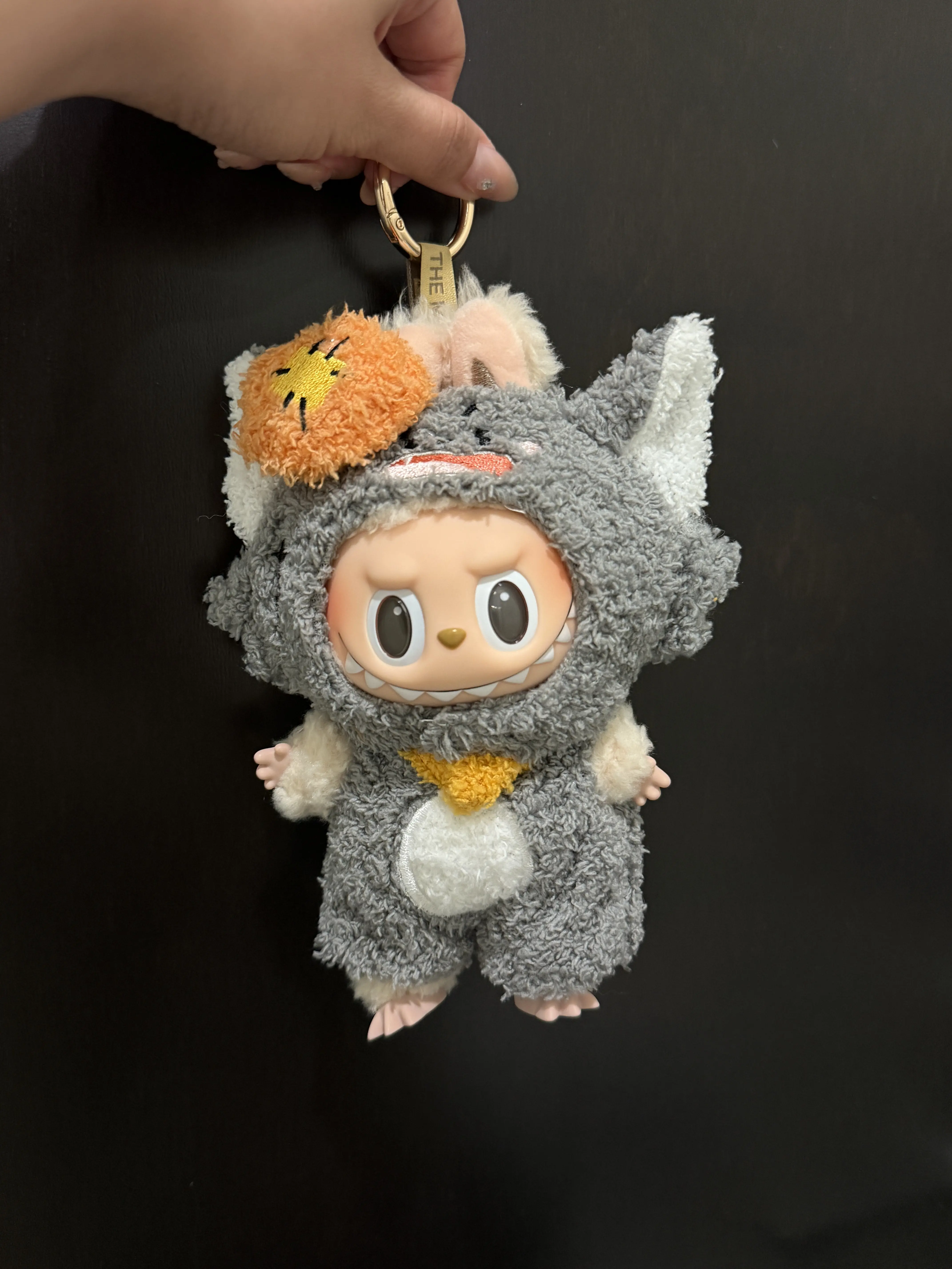 Grey Cat Costume for 17cm Vinyl Art Dolls - Fuzzy Romper with Fish Hat & Fluffy Belly Patch for Collectors and Cosplay Enthusiasts