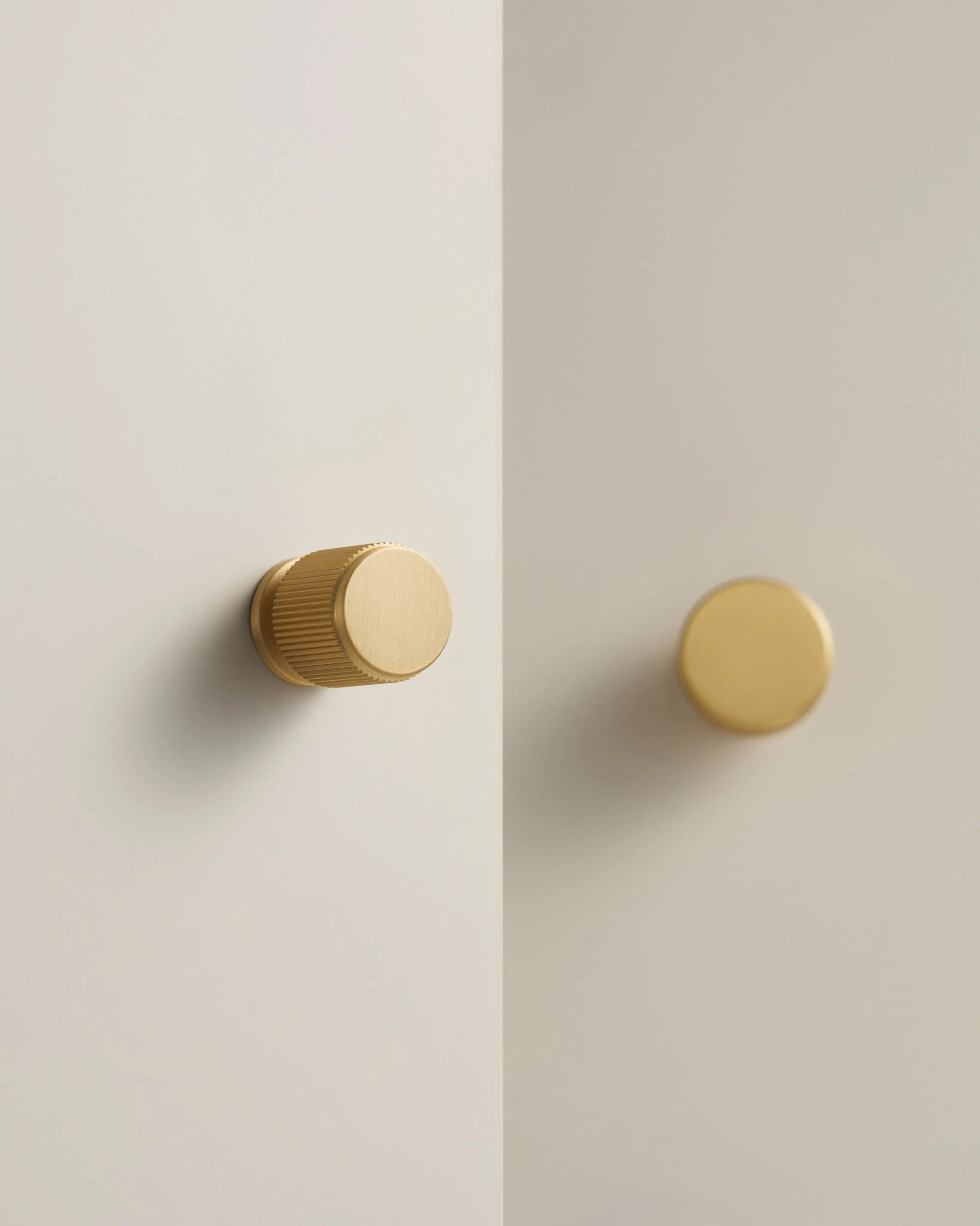 GRAMERCY FLUTED EDGE CABINET KNOB