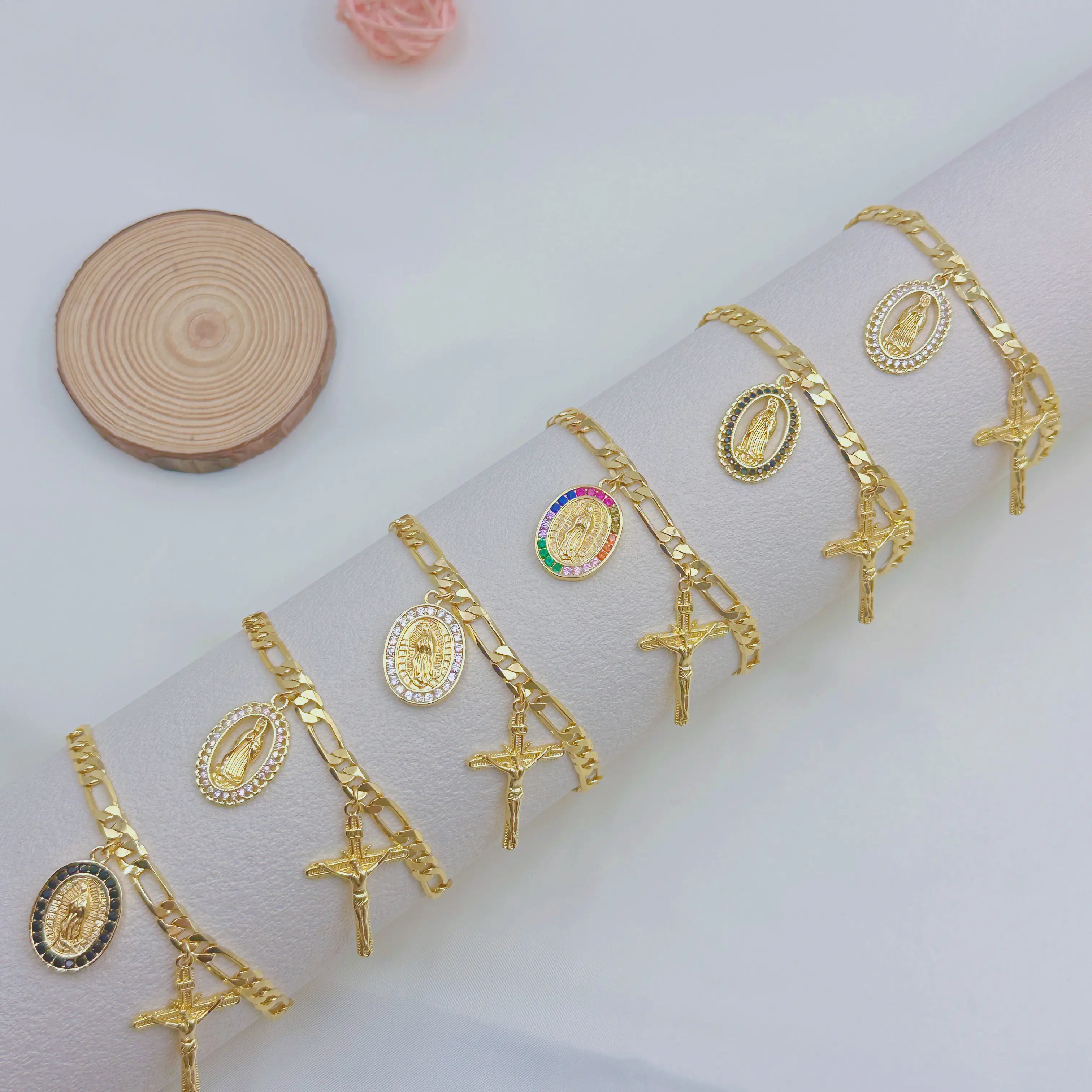 Vintage Virgin Mary Bracelet 14K Gold Coated Catholiccore Aesthetic Religious Jewelry for Women Mother Mary Medal Pendant Retro Spiritual Gift Tarnish Resistant Old Money Style
