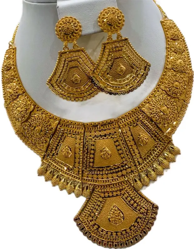 Elegant Indian Classic Gold Plated Medium Length Necklace Set for Women Modern Style Versatile Accessory Perfect for Weddings and Ceremonies