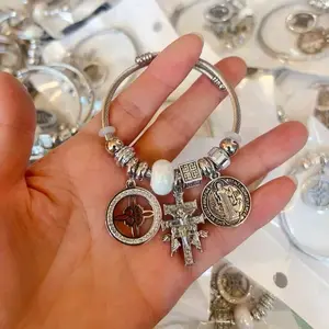 Pearl tripe proteccion, nudo de bruja, cruz de caravaca san benito. bracelet