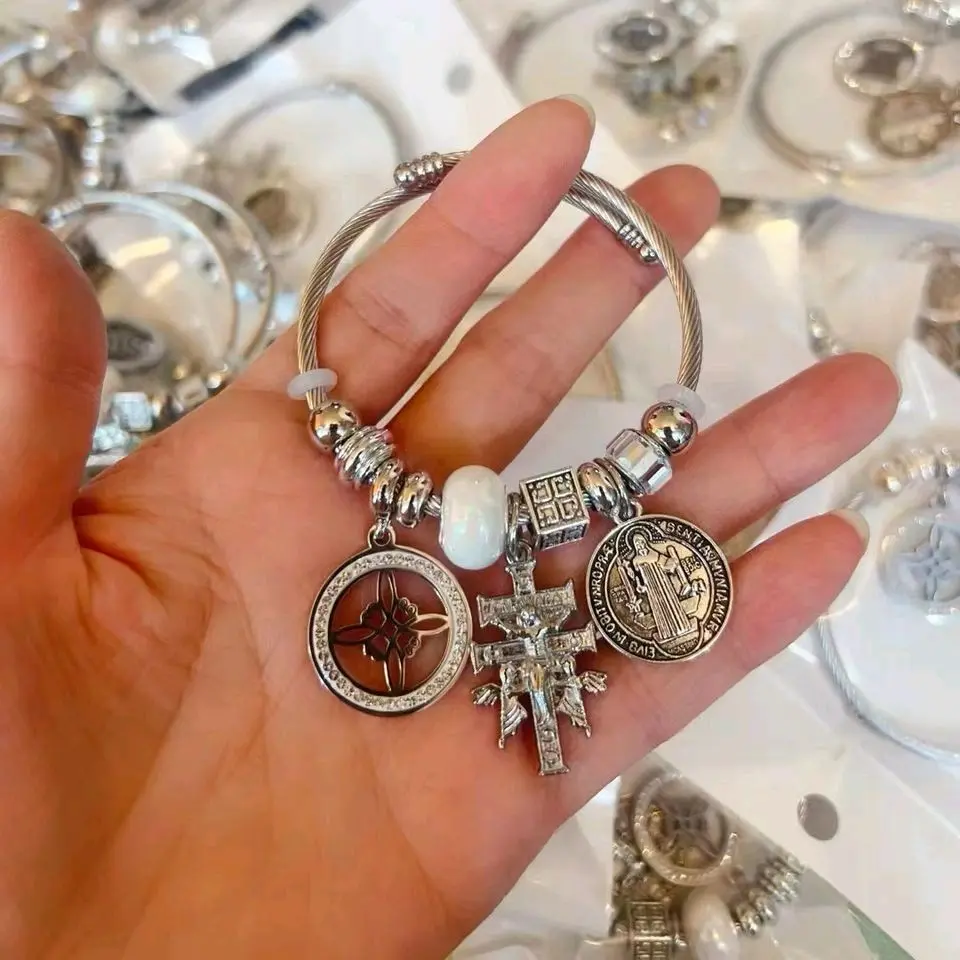 Pearl tripe proteccion, nudo de bruja, cruz de caravaca san benito. bracelet