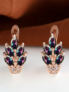 A pair of rose gold colored zirconia floral stud earrings are fashionable, high-end and simple, suitable for women to wear during proposals, travels and daily life