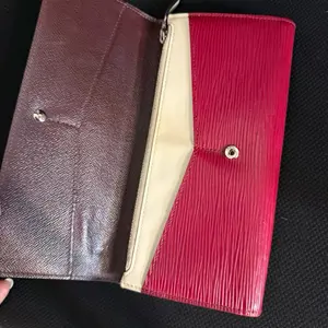 Pre-owned Louis Vuitton epi leather Small Leather Goods PreOwned attitude color Epi long Wallet