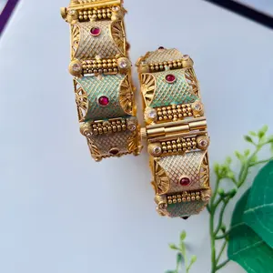 Introducing our elegant Mennakari openable kada: a fusion of tradition and sophistication. Handcrafted with intricate detailing, it's the perfect accessory for any occasion. Available exclusively at Tik Top Shop@Globaljewels