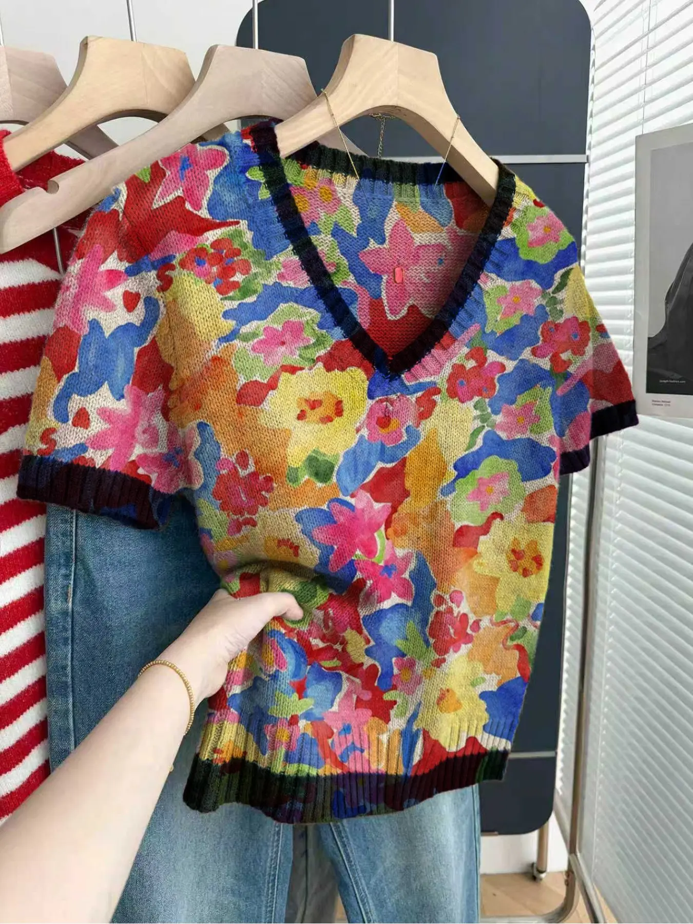 Casual loose V-neck short-sleeve knit top with contrast trim and graffiti floral print. Perfect for spring andsummer, ideal for women's daily wear. Available in khaki and other styles