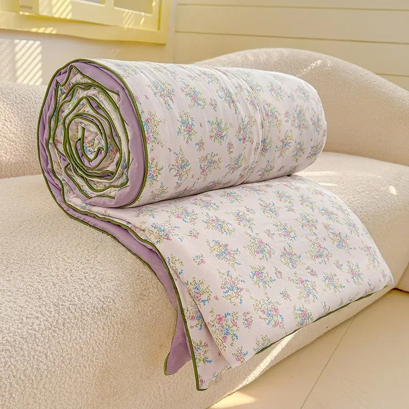 Lightweight summer quilt with a purple floral print—an ultra-soft, skin-friendly air-conditioning quilt and summer cooling blanket, perfect for use in summer bedrooms, offices, on beds, in living rooms, and for home relaxation Lightweight Quilts