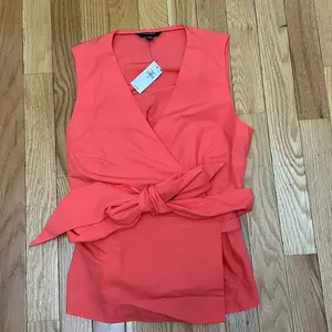 Banana Republic NWT Coral Wrap Blouse with Sleeveless Design and Bow Detail