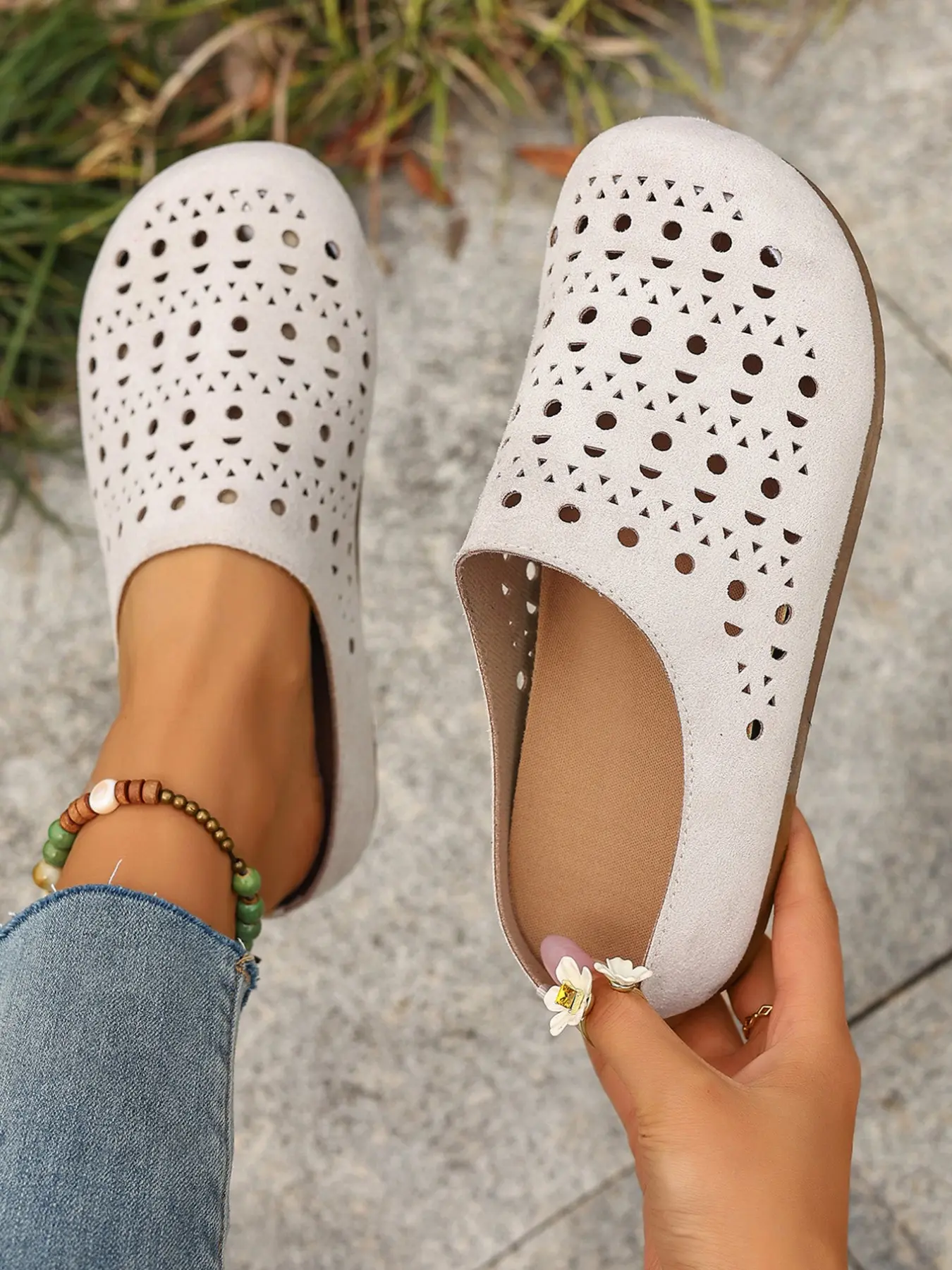 Women's Wide Fit Holes Summer Breathable Lightweight Casual Mules, Comfort Slip-On Shoes, Textured Design Cut Out Clogs for Vacation
