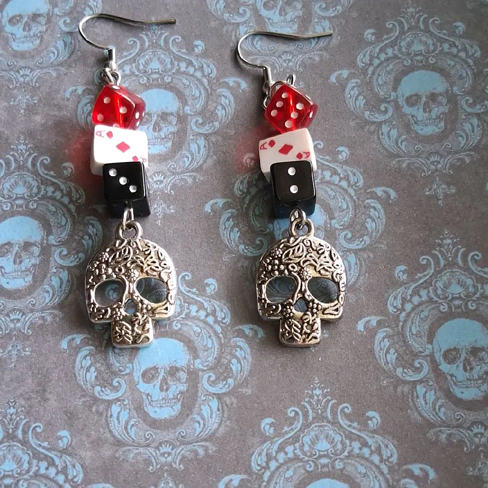 Gothic skull dice earrings ð