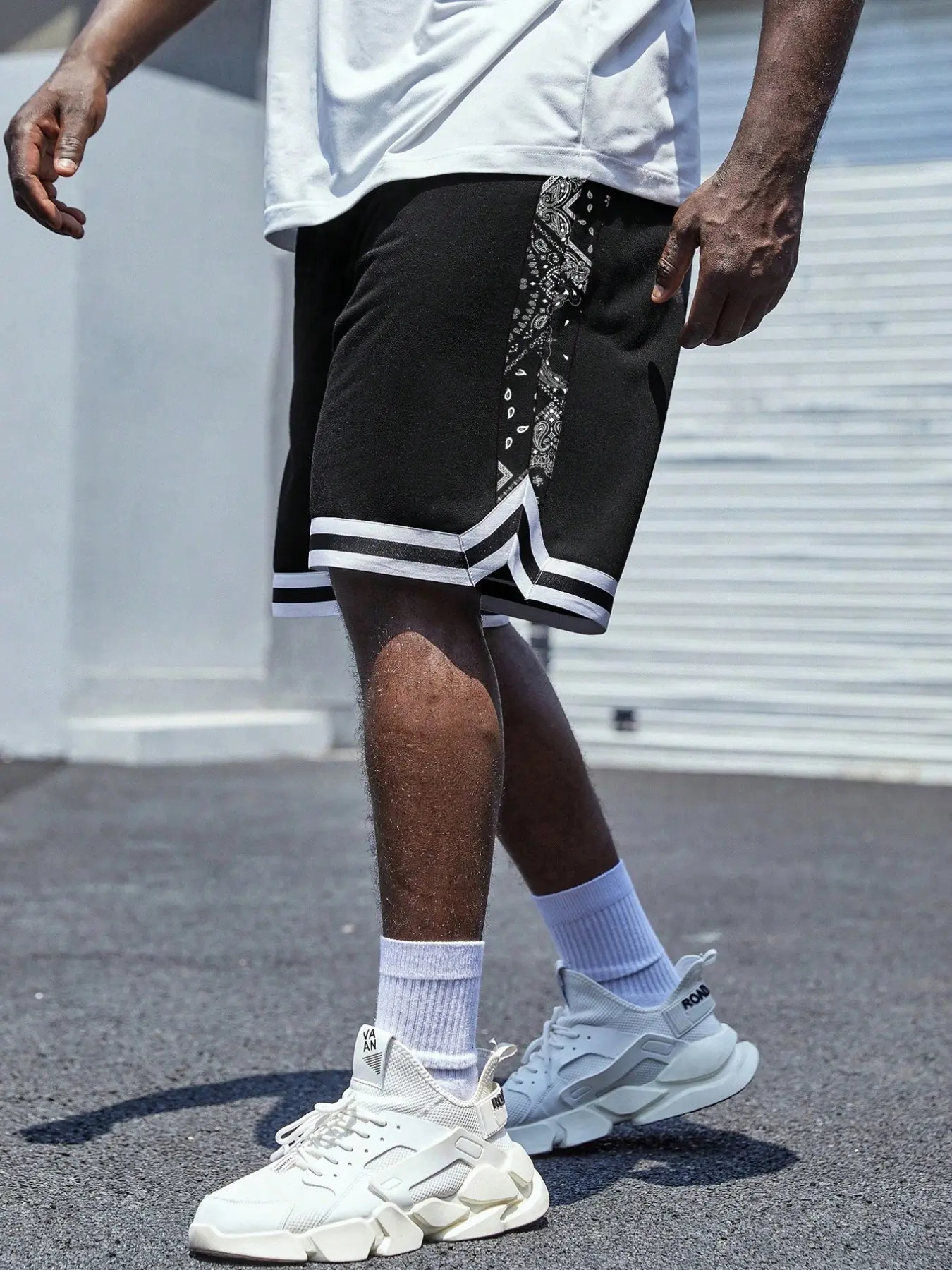 TikTok Viral Men's Retro Basketball Shorts, Bandana Paisley Print Side Panel Striped Trim Casual Shorts, Elastic Waist Lightweight Streetwear Shorts for Summer Street Style & Basketball Training