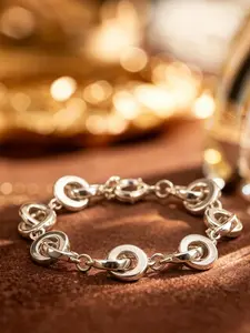 A silver interlocking circular bracelet with a simple and modern design, suitable for wearing in various scenarios such as daily commuting, casual dating, etc.