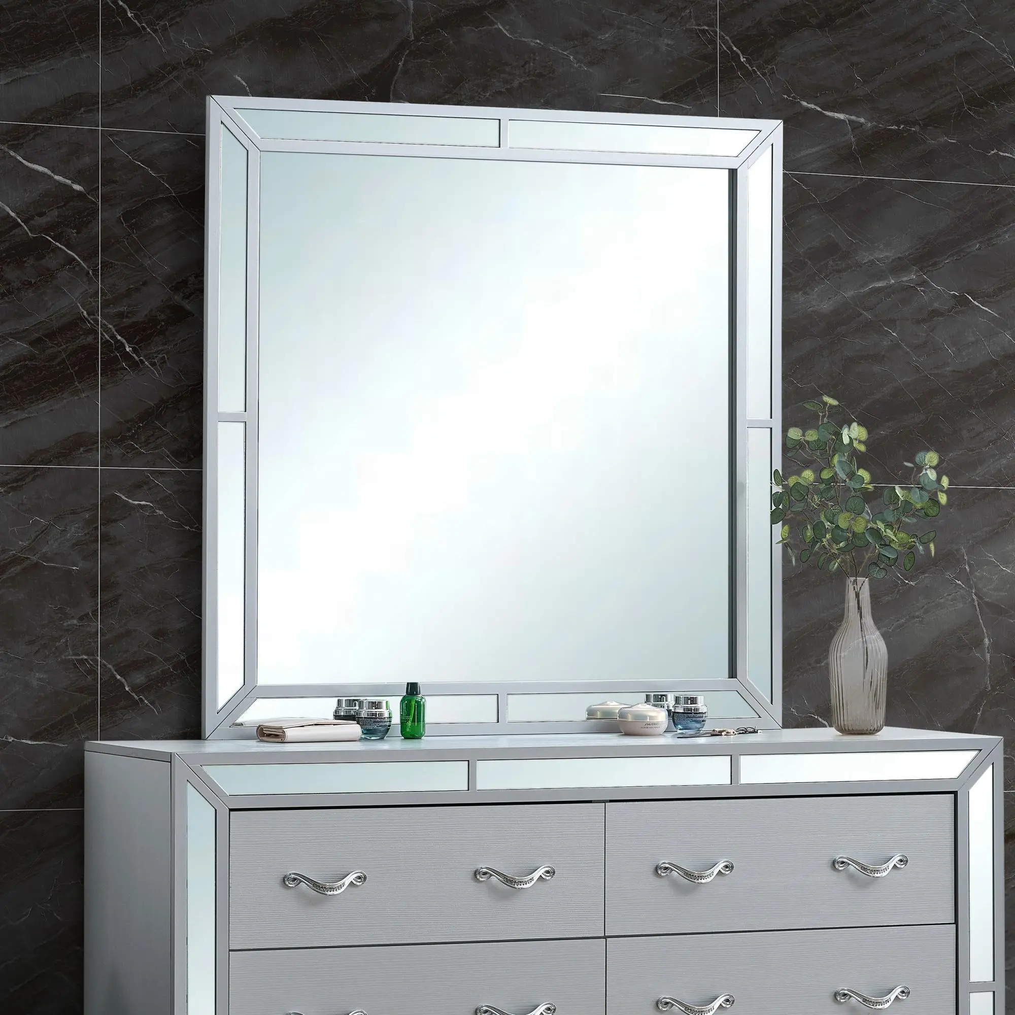 Silver Wall Mirror by Murry – Sleek Design for Any Room