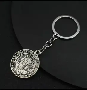 llavero con colgante de medalla clásica de San Benito para hombre y mujer, de acero inoxidable, con cruz bíblica, joyería religiosa