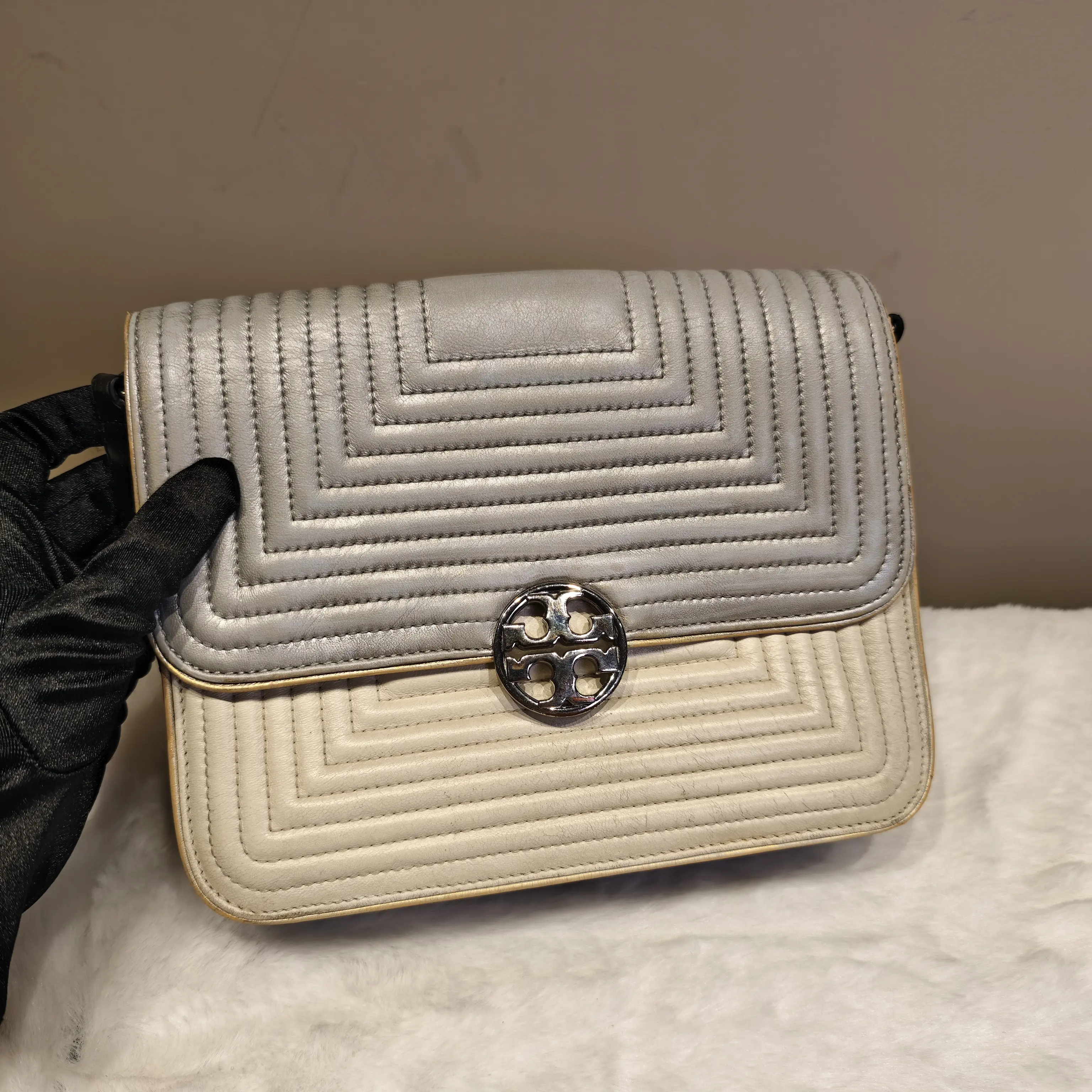 Pre-owned Tory Burch TORY BURCH｜White geometric quilted flap crossbody bag a35