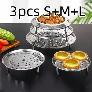This 3-piece stackable stainless steel steaming rack features 18/20/22 cm round perforated steaming trays, suitable for steaming vegetables, dumplings, and pastries in a home kitchen.