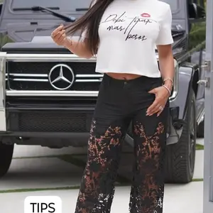Pantalón con piedras y encaje