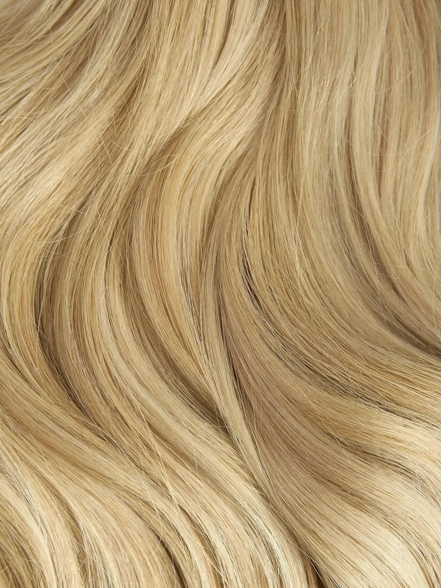 Warm Platinum Blonde Highlights (P18/613) Swatch Warm Platinum Blonde Highlights (P18/613) Swatch