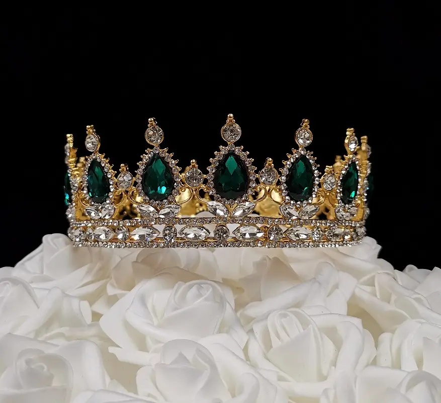 7.1 oz Emerald Queen Crown Cake Topper