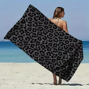 A stylish leopard print beach towel, suitable as a sunbathing mat, a temporary changing shawl, and for moisture-proofing and heat insulation on the beach surface. Lightweight and versatile, it is perfect for seaside travel.