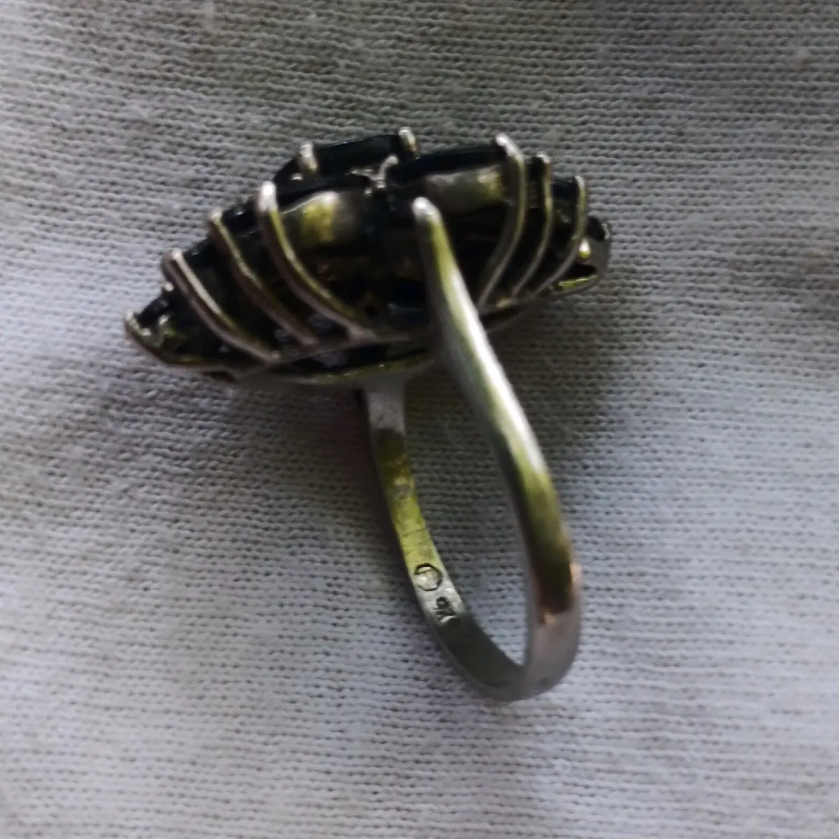 natural  saff.  lady's  silver ring.