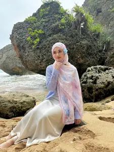 Geometric Floral Print Modest Hijab, Breathable Fabric, Elegant Fashion, Lightweight, Suitable for Daily Wear, Travel, Vacation